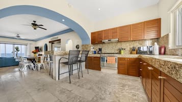 冷蔵庫、電子レンジ、オーブン、コンロ