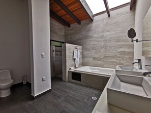 Suite studio Prestige | Salle de bain | Baignoire et douche séparées, baignoire à remous, douche cascade