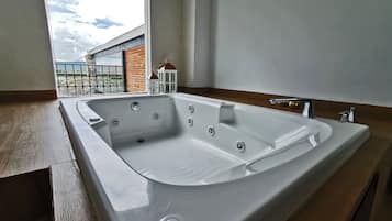 Suite estudio panorámica | Baño | Tina y regadera independientes y tina de hidromasaje