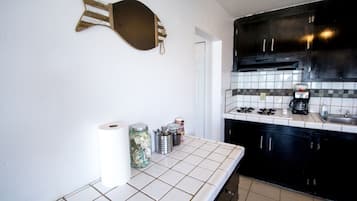 Een koelkast, een kookplaat, een koffiezetapparaat/waterkoker