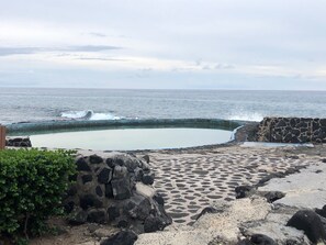 Sur la plage, chaise longue, serviettes de plage