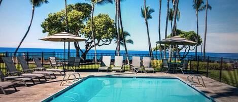 Utendørsbasseng og et oppvarmet basseng