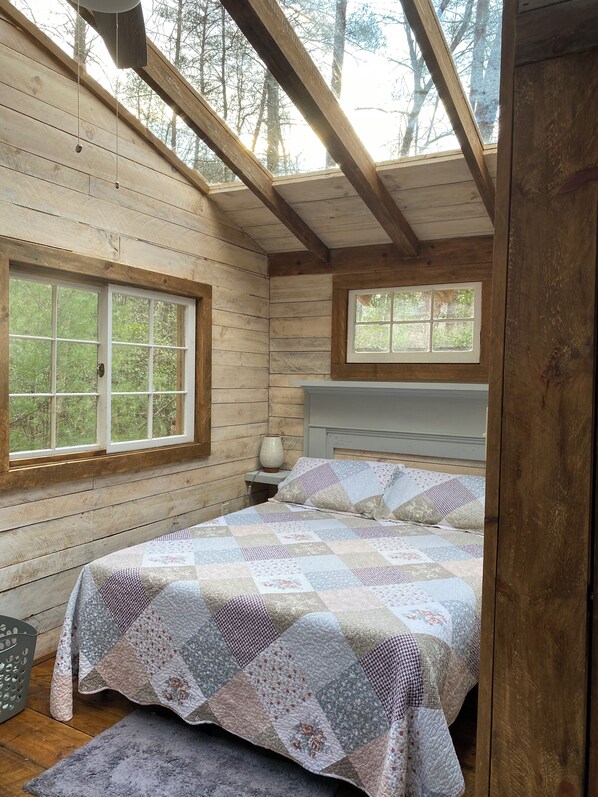 1 bedroom, bed sheets - The Moon and You-
Unique creek side off grid 1-bedroom cabin with glass roof (Purlear)