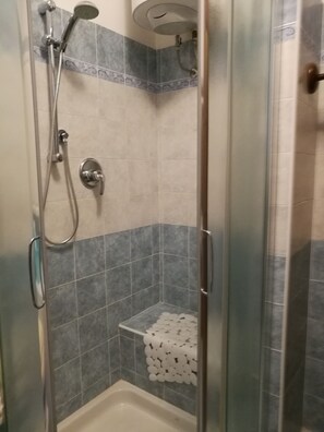 Douche, bidet, serviettes fournies, savon