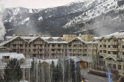 COMFY COZY SLOPESIDE CONDO-HOT TUB HEATED POOL ACCESS -5 MIN FREE RIDE TO LIFTS