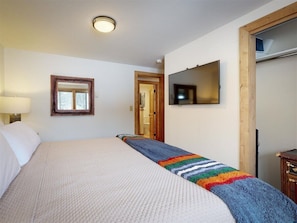 2 chambres, bureau, fer et planche à repasser, lit de bébé portatif