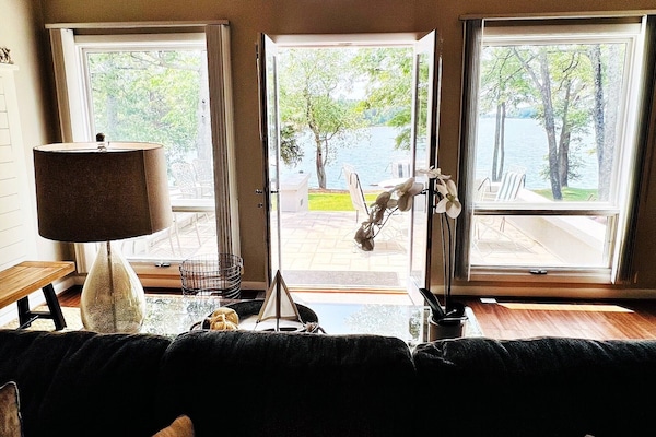 Una Smart TV, una mesa de tenis de mesa