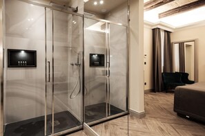 Romantische kamer, 1 twee- of 2 eenpersoonsbedden | Badkamer | Een douche, gratis toiletartikelen, een haardroger, badjassen