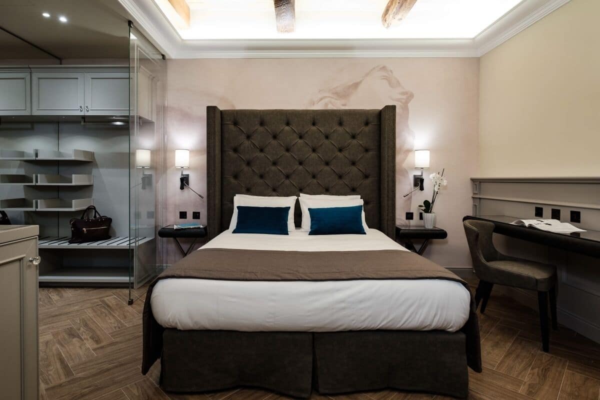 Une chambre d’hôtel moderne avec un grand lit, un bureau et une chaise.