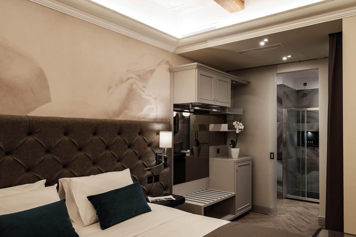 Comfort kamer, 1 twee- of 2 eenpersoonsbedden | Een gratis minibar, een kluis op de kamer, een bureau