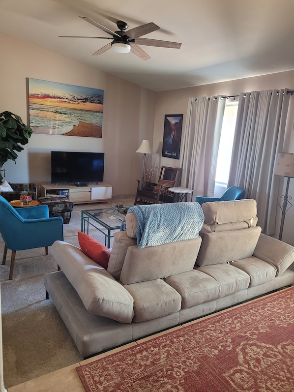 Interior - Relaxing country style home with spacious backyard in a quiet neighborhood. (Peoria)