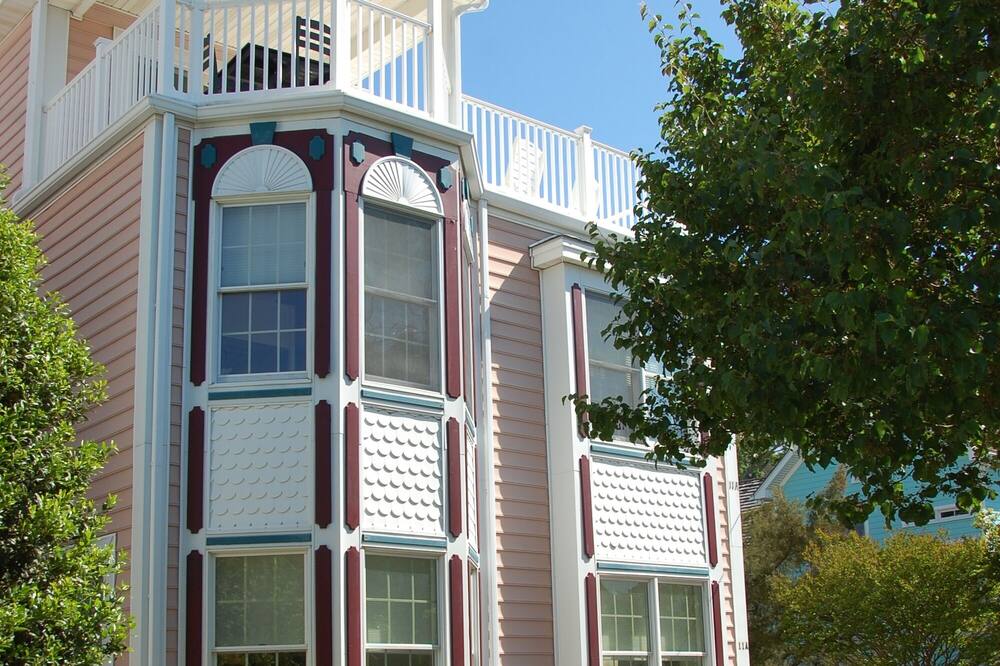 BOOKING FOR 2024/Wk ONLY Rentals in Season/11A MD Ave/Multi Family/Roof Top Deck