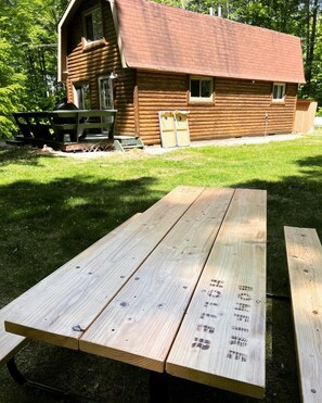 Outdoor dining - Bonfire Holler Cabin (Frederic)