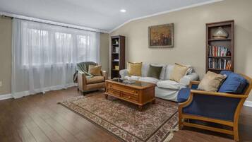 TV, bøker og kontorer