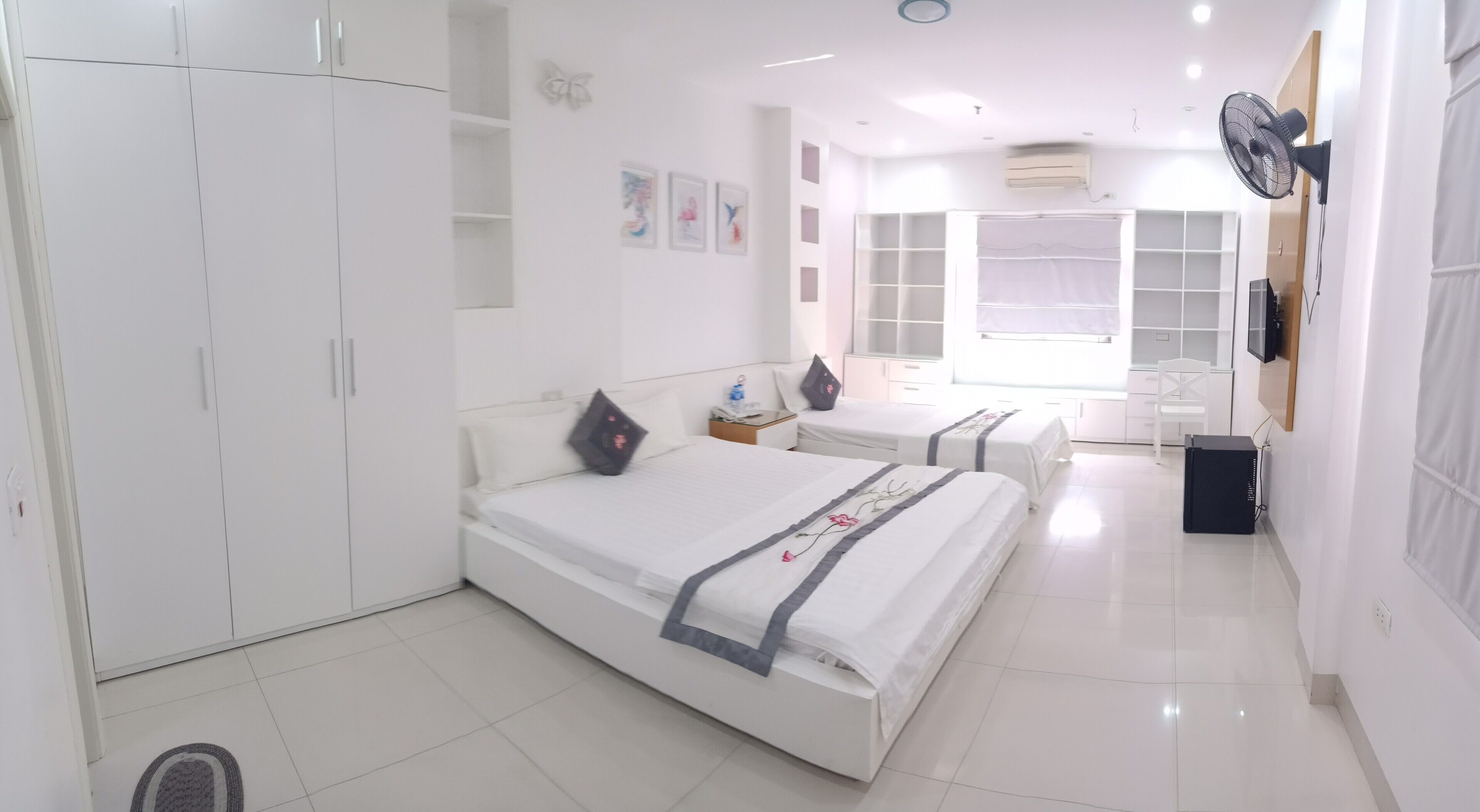 ملاءات للفراش لا تسبب الحساسية وأسرّة بطبقة علوية مريحة وستائر تعتيم