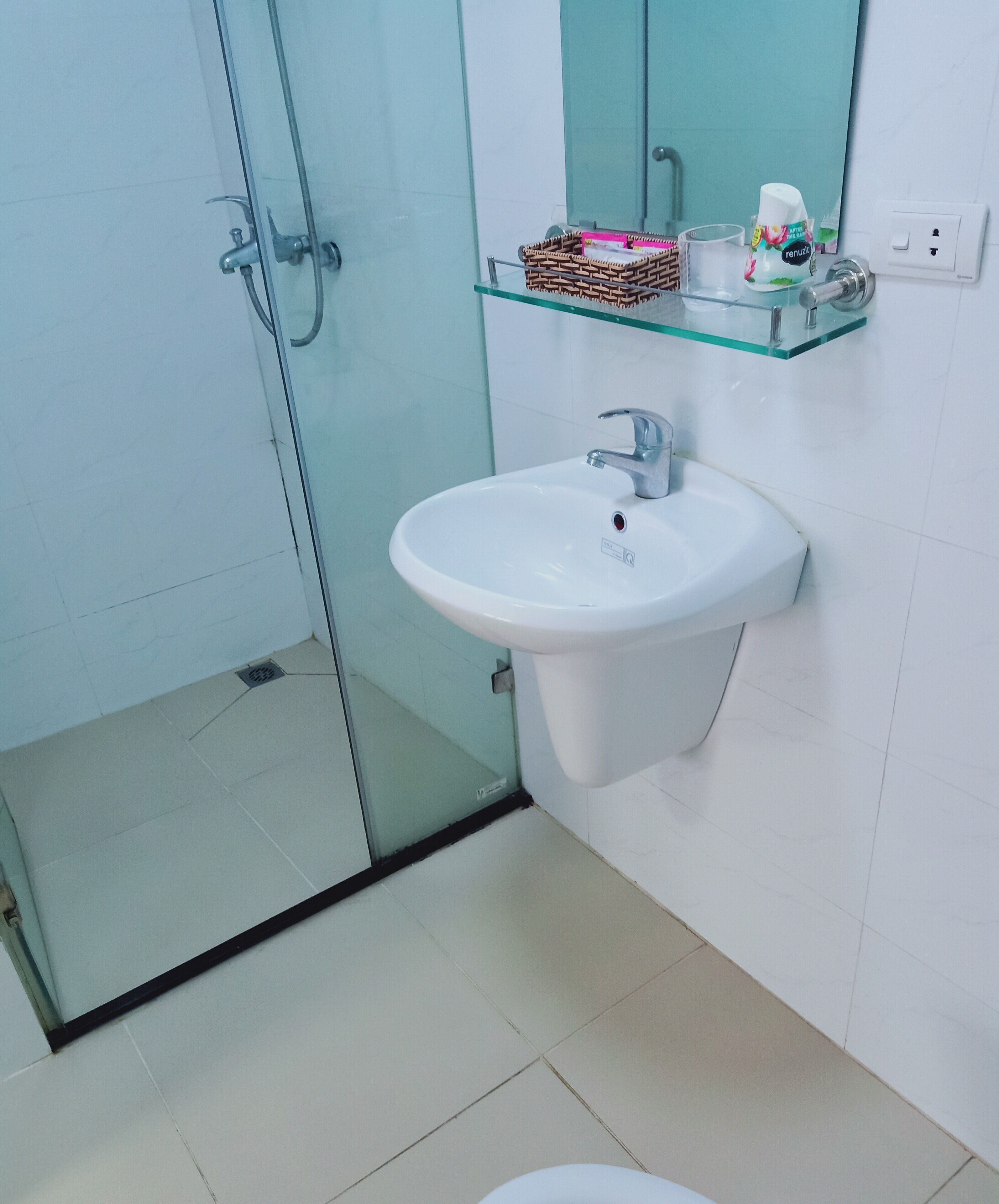 Habitación individual estándar | Servicios del cuarto de baño | Artículos de higiene personal gratuitos, secador de pelo y zapatillas