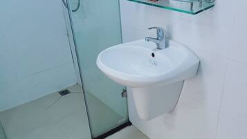 Habitación individual estándar | Servicios del cuarto de baño | Artículos de higiene personal gratuitos, secador de pelo y zapatillas