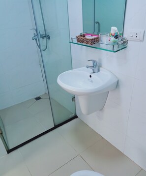 Standard Single Room | Bathroom amenities | Free toiletries, hair dryer, slippers, bidet - Linh Anh Hotel (Hanoi)