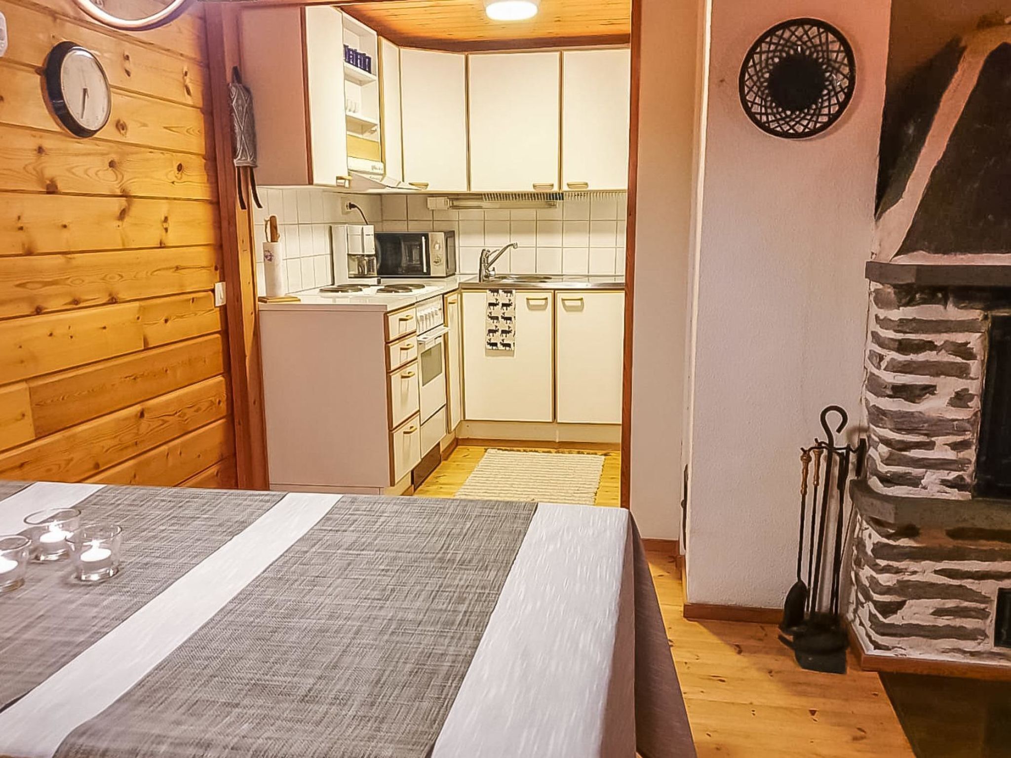 Kylskåp, mikrovågsugn, diskmaskin och grytor/köksredskap
