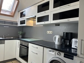 Kühlschrank, Mikrowelle, Ofen, Geschirrspüler