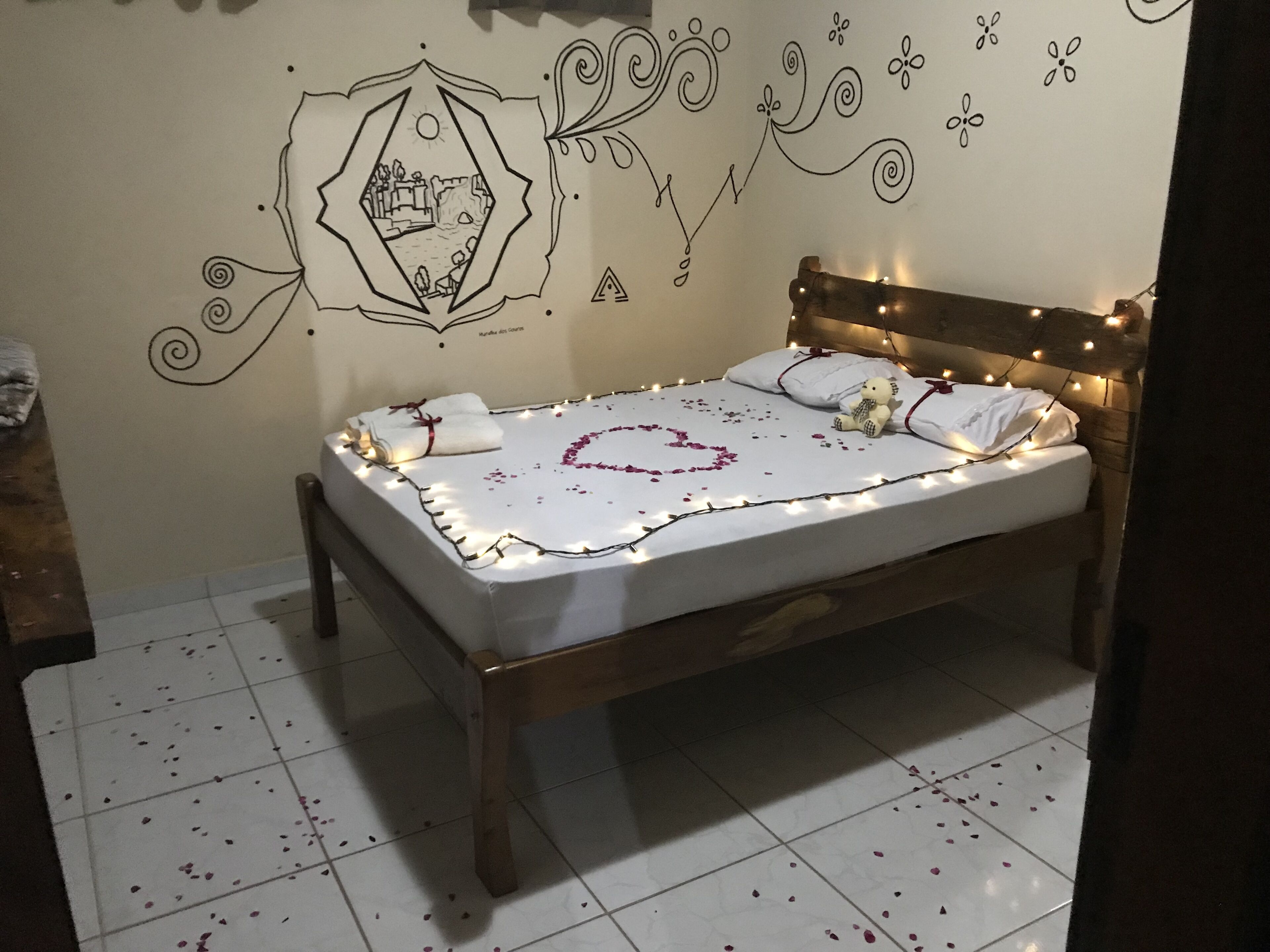 Tabla de planchar con plancha, wifi gratis y ropa de cama 