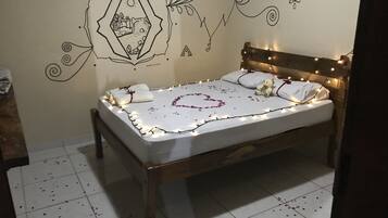 Tabla de planchar con plancha, wifi gratis y ropa de cama