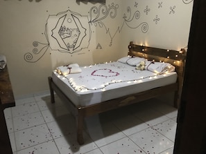 Iron/ironing board, free WiFi, bed sheets