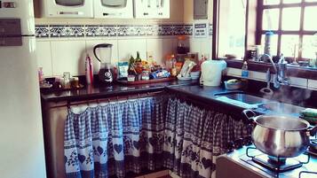 Fridge, microwave, blender, cookware/dishes/utensils