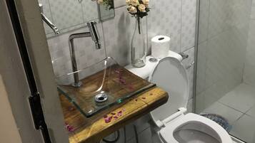 Chuveiro, papel higiênico