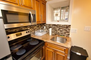 Réfrigérateur, micro-ondes, four, plaque de cuisson