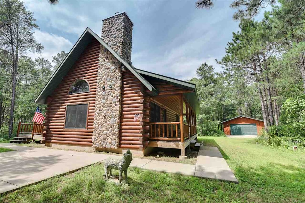 Pecefull, Secluded Log Cabin in the woods by Lake Petenwell in Necedah WI