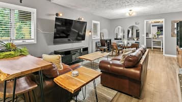 Älytelevisio, videopelejä, DVD-soitin, pöytäjalkapallopöytä