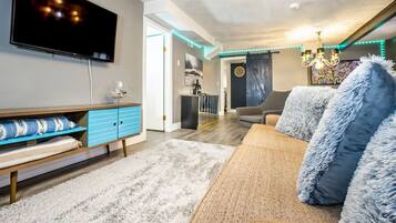 Smart TV, videojuegos, reproductor de DVD y futbolito