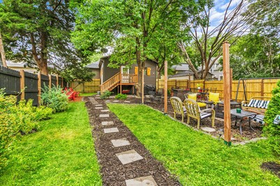 Large home centrally located; walk to Zoo, Sunken Gardens or Telegraph District.