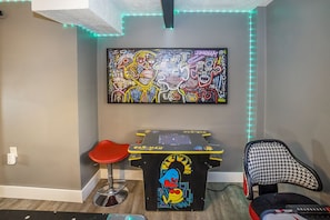 Games room - Large home centrally located; walk to Zoo, Sunken Gardens or Telegraph District. (Lincoln)
