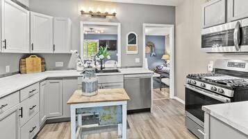 Frigorífico, microondas, horno y placa de cocina