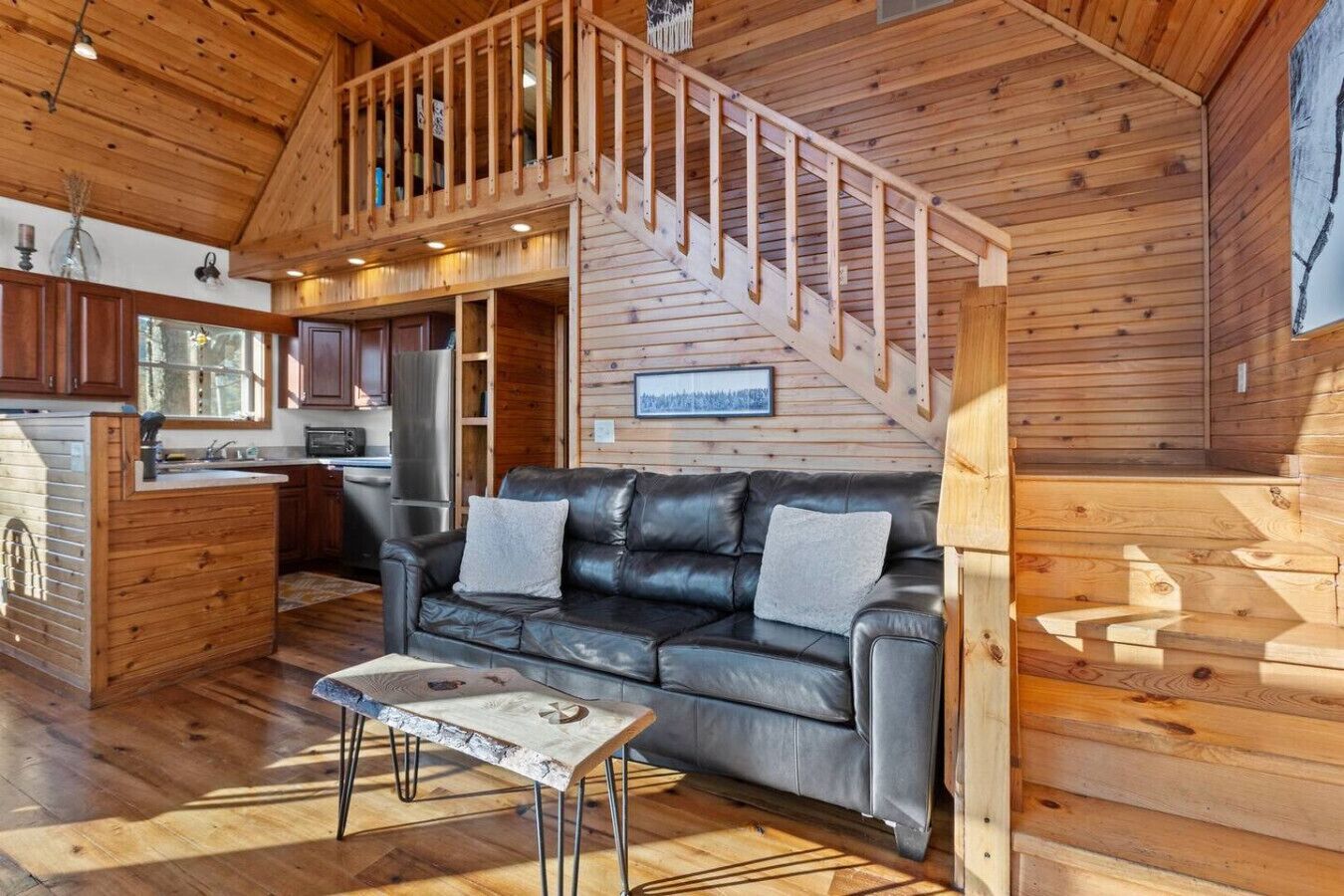 Smart TV, caminetto, lettore DVD, libri