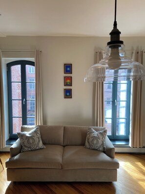 Smart TV, chimenea, libros y estéreo 