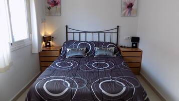 2 chambres, fer et planche à repasser, Wi-Fi gratuit, draps fournis