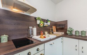 Frigorífico, placa de cocina, lavavajillas y cafetera o tetera