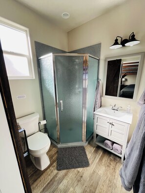 Shower, hair dryer, towels, soap - Luxury Tiny House on 1 acre near Zion & St. George (Leeds)