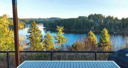 Luxus-RĂŒckzugsort mit Blick auf das Wasser