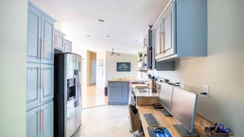 Jääkaappi, mikroaaltouuni, uuni, liesi