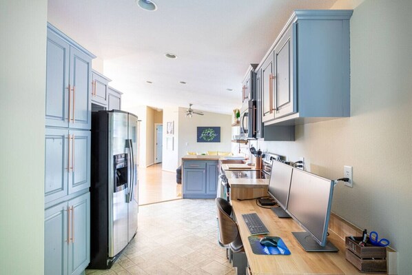 Køleskab, mikrobølgeovn, ovn, kogeplade