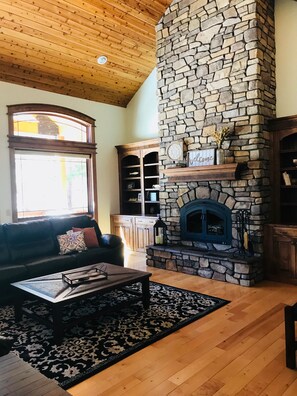 Televisio, takka, kirjoja, työhuone