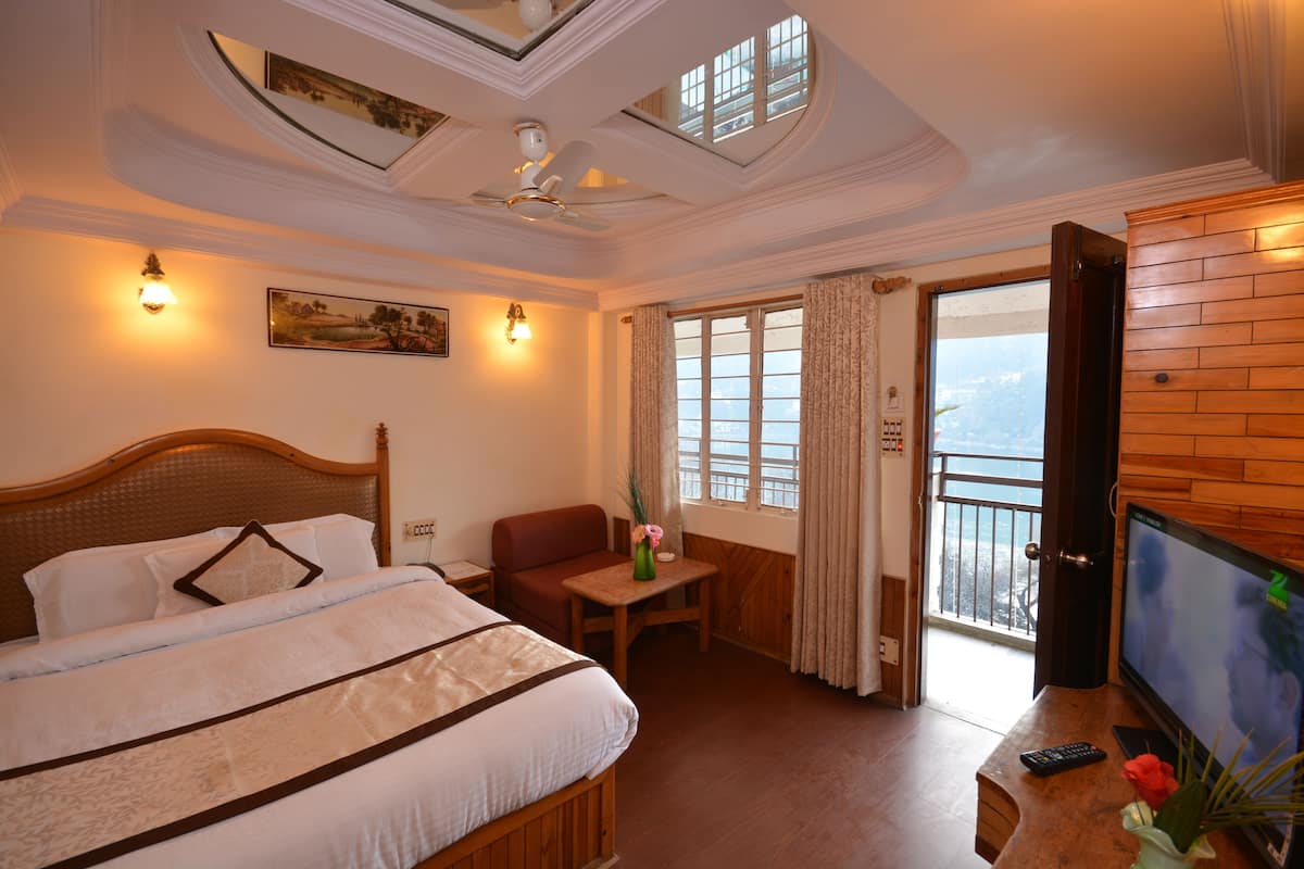 Deluxe Room, 1 Bedroom, Lake View, Lakeside | Egyptian cotton sheets, premium bedding, memory foam beds