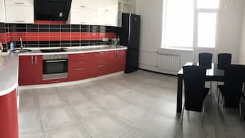 Fridge, oven, stovetop, dishwasher