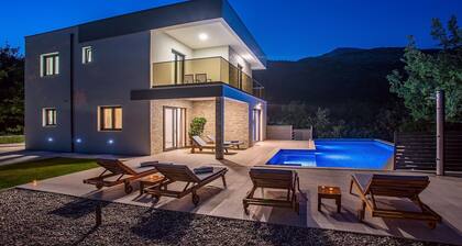 Villa Zora -luxurious villa with heated pool, sauna, 4 bedrooms, 10 persons max