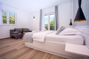 4 bedrooms, iron/ironing board, WiFi, bed sheets