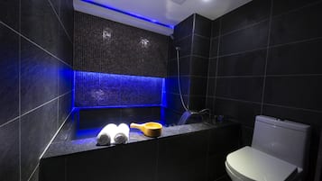 デラックス ダブルルーム | バスルーム | 個別の浴槽とシャワー、温泉浴槽、水圧マッサージシャワー、バスアメニティ (無料)